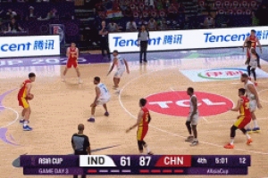 万箭齐发！程帅澎晃开防守三分稳稳命中 中国男篮轰10-2扩大领先