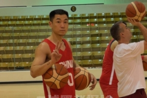 媒体人晒中国男篮训练照：今天依旧在吉达联合的俱乐部内备战