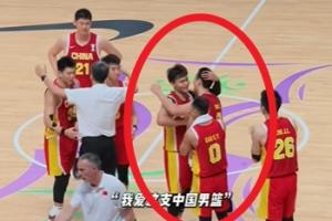 这氛围爱了！错失绝杀后全队纷纷上前鼓励胡明轩 赵睿微笑拍头