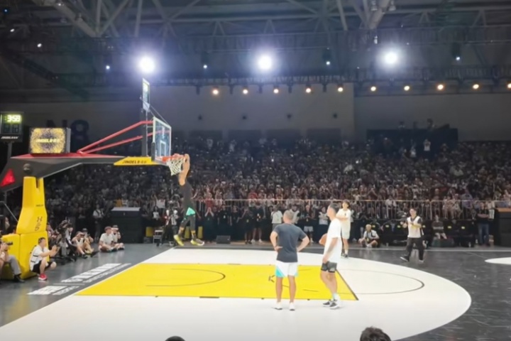 金州拉文太宠粉了！球迷起哄“Dunk！” 库里抛球半转身双手炸扣