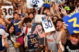 篮球迷“大战”娱乐饭圈 如何理性审视追星文化？