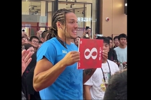 我真服了！CBA扣篮王万磊复刻戈登的经典坐扣 戈登打分+∞