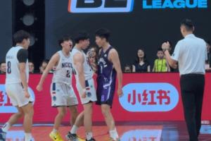 清华石奎关键三分被宋晰澔大帽+遭贴脸怒吼 孤独对抗政治大学多人