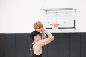休赛期训练！杨瀚森社媒晒训练照：练练练🏋🏻