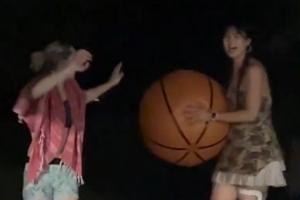 飞翼泳池派对 李月汝多次“偷袭”佩奇&打完就开溜