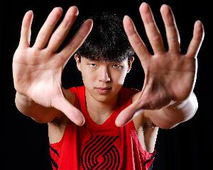 阿斯报：杨瀚森23年U19对决榜眼萨尔 第一次引起开拓者球探注意